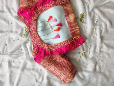 Sari giymiş kadınlar için eşsiz tasarımcı bluzları.