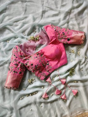 Sari giymiş kadınlar için eşsiz tasarımcı bluzları.