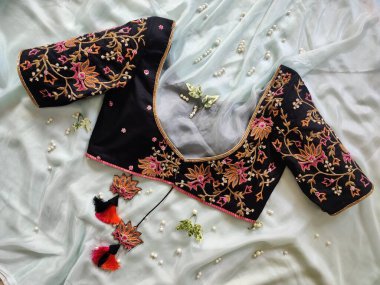 Sari giymiş kadınlar için eşsiz tasarımcı bluzları.