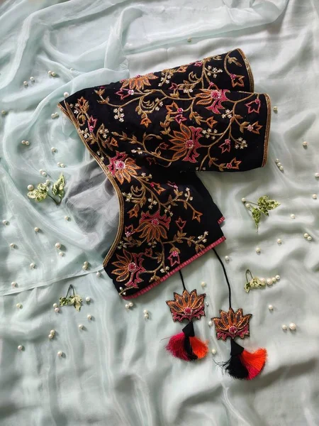 Sari Giymiş Kadınlar Için Eşsiz Tasarımcı Bluzları — Stok fotoğraf