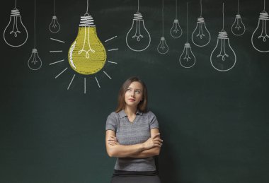 Genç kadın ampulleri fikirler arıyor