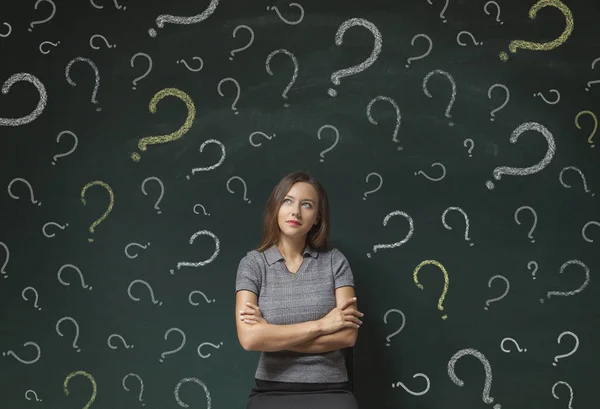 思考商业女人面前画在黑板上的问号 — 图库照片