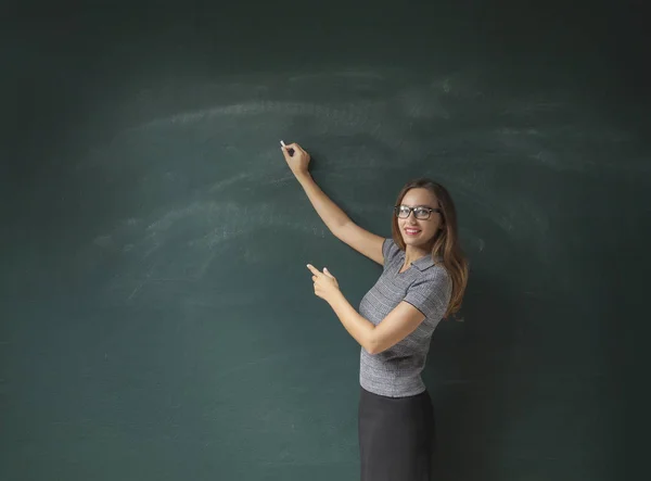 Jonge Vrouw Toont Leeg Schoolbord — Stockfoto