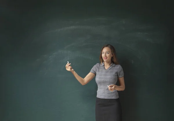 Young Woman Showing Empty Blackboard — Stock Photo, Image