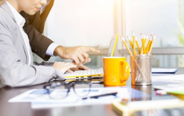 İki iş adamları iş başında