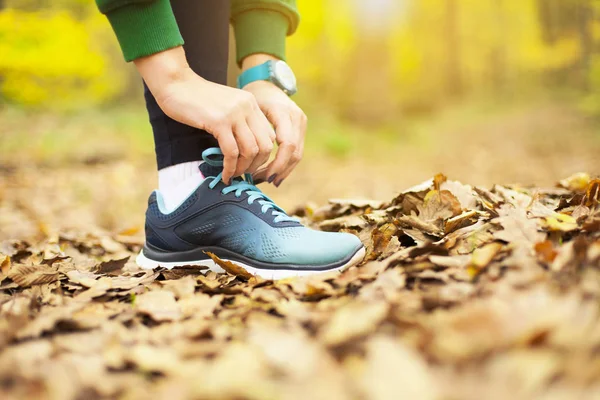 Corredor Mujer Atándose Los Zapatos — Foto de Stock