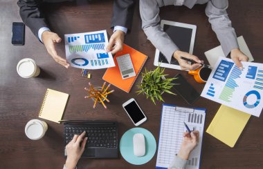 İş adamları bir Office Des çalışma grubu