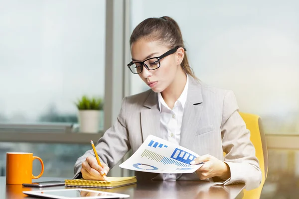 Fleißige Geschäftsfrau Sitzt Und Schreibt Einen Bericht — Stockfoto