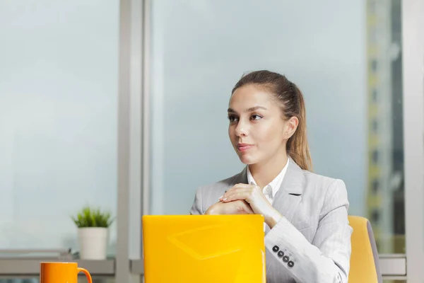 Retrato Una Mujer Profesional Sentada Lugar Trabajo Frente Portátil Trabajando —  Fotos de Stock