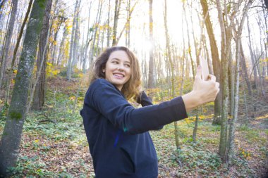 Genç kadın selfies doğada