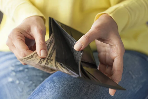 Close Van Vrouw Handen Met Portefeuille Geld — Stockfoto