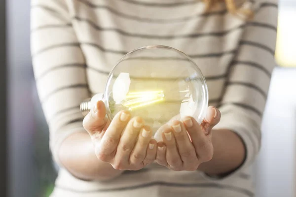 Nahaufnahme Hand Hält Glühbirne Neue Ideen Und Kreatives Konzept — Stockfoto