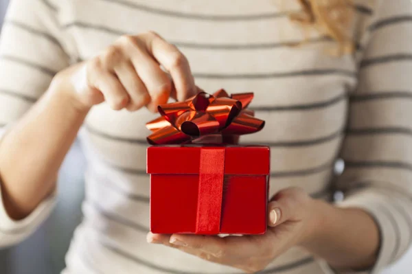 Handen Van Vrouw Met Een Rode Geschenkdoos Met Lint — Stockfoto