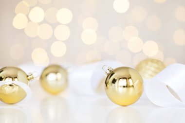 Noel baubles ile Noel ağacı ışıkları beyaz arka plan üzerinde