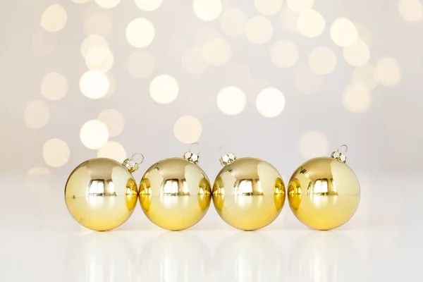 Noel Baubles Beyaz Adam Noel Ağacı Işıkları Ile — Stok fotoğraf