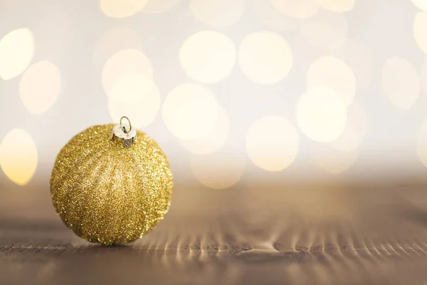 Kerstbal Met Kerstboom Lampjes Houten Achtergrond — Stockfoto