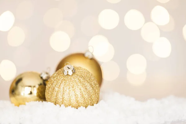 Gouden Kerstballen Sneeuw Boom Lichten Achtergrond — Stockfoto