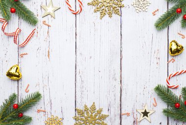 Çam dalları, kırmızı çilek beyaz tahta üzerinde Noel çerçeve yaptı. Noel duvar kağıdı.