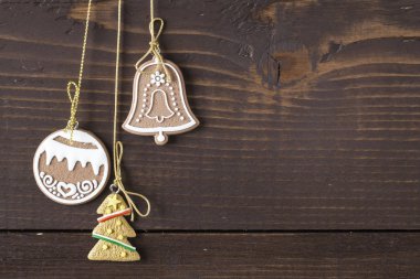 Noel ev yapımı gingerbread çerezleri üzerinde ahşap arka plan asılı