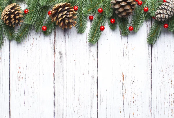 Kerstdecoratie Met Fir Tree Met Pine Tak Decoratie Wit Plank — Stockfoto