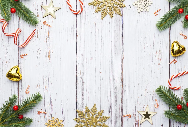 Çam dalları, kırmızı çilek beyaz tahta üzerinde Noel çerçeve yaptı. Noel duvar kağıdı.