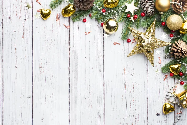 Decoratie Van Kerstmis Kerstmis Pine Branch Dennenappels Ballen Witte Plank — Stockfoto