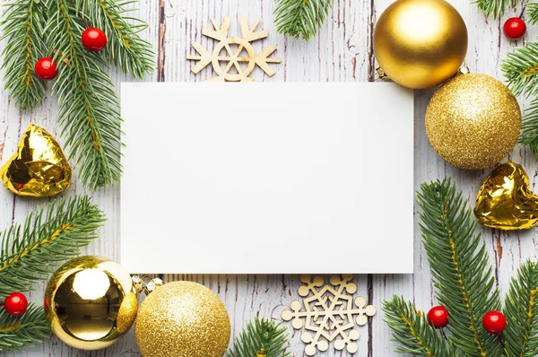 Ramos Árvore Natal Papel Branco Com Decoração Plano Branco — Fotografia de Stock