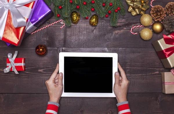 Kvinna Händer Med Digital Tablett Planka Med Jul Ornamen — Stockfoto