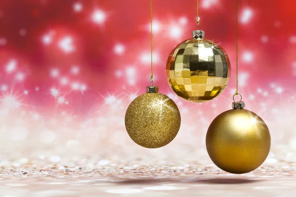 Kerst Ballen Decoratie Tegen Rode Gekleurde Glanzende Achtergrond — Stockfoto