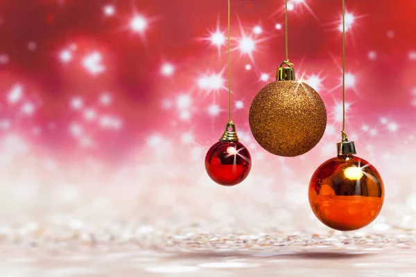 Decoración Bolas Navidad Contra Fondo Brillante Color Rojo —  Fotos de Stock