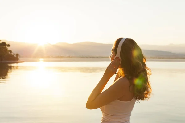 Müzik dinleyen kadın — Stok fotoğraf