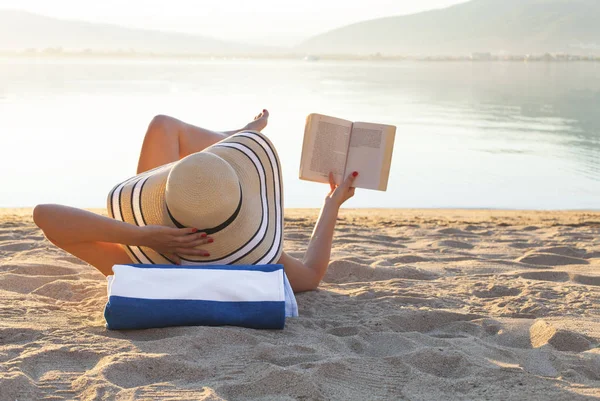 Reading on Beach — Stock Photo, Image