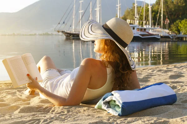 Läsa på stranden — Stockfoto