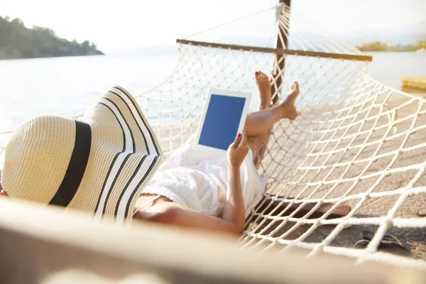 Kvinna med TabletPC på stranden — Stockfoto