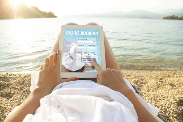 Donna in possesso di tablet computer con prenotazione app hotel — Foto Stock