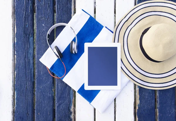 Tablet e acessórios de praia — Fotografia de Stock