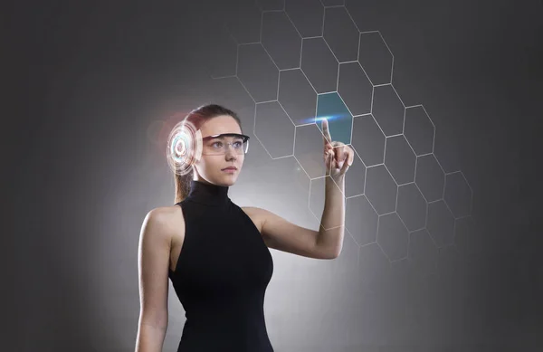 Mujer tocando la interfaz virtual del futuro —  Fotos de Stock