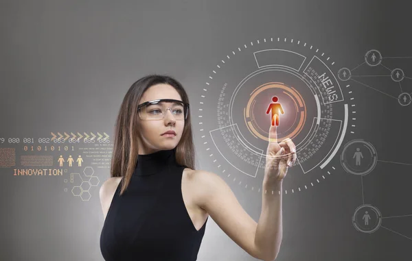 Mulher tocando a interface virtual do futuro — Fotografia de Stock