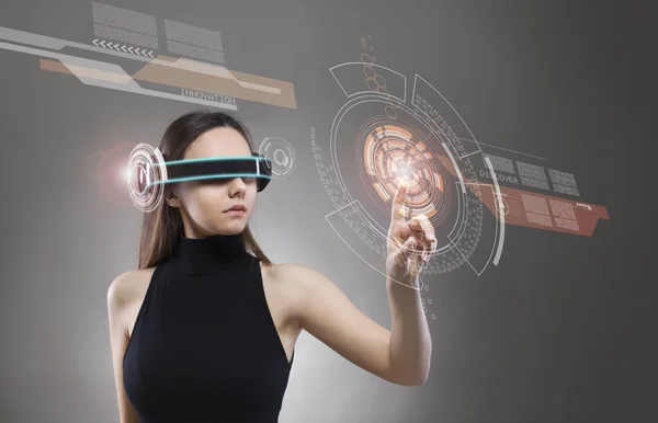 Mujer tocando la interfaz virtual del futuro —  Fotos de Stock