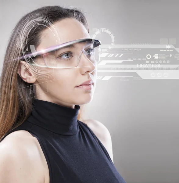 Mujer con gafas inteligentes futuristas — Foto de Stock