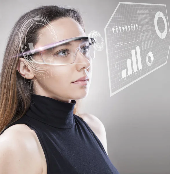 Femeia cu ochelari inteligenti futuristi — Fotografie, imagine de stoc