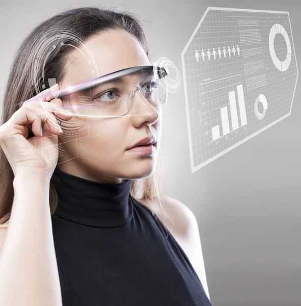 Mujer con gafas inteligentes futuristas —  Fotos de Stock