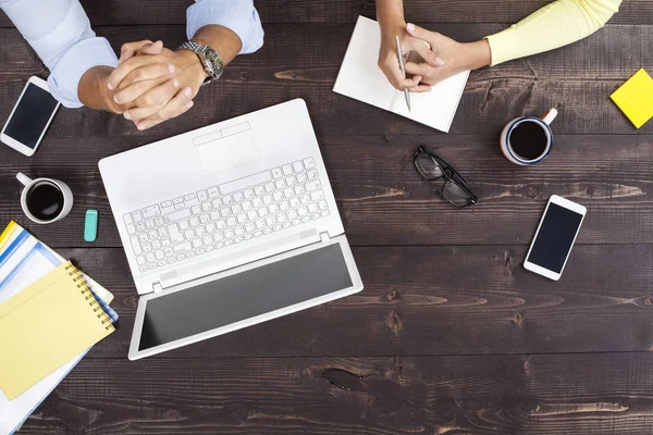 Mensen uit het bedrijfsleven werken op een bureau — Stockfoto