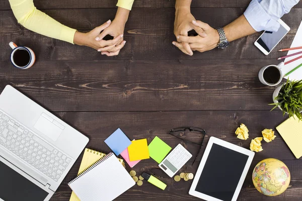 Persone d'affari che lavorano su una scrivania da ufficio — Foto Stock