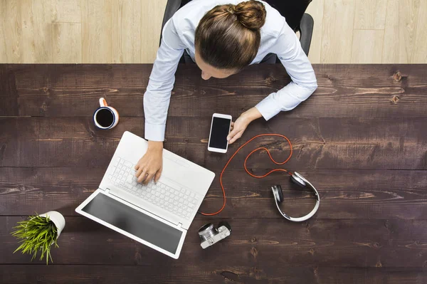 Zakenvrouw werken bij Notebook — Stockfoto