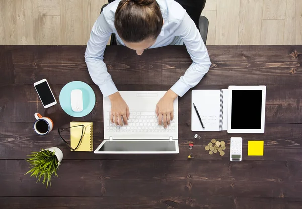 Zakenvrouw werken bij Notebook — Stockfoto