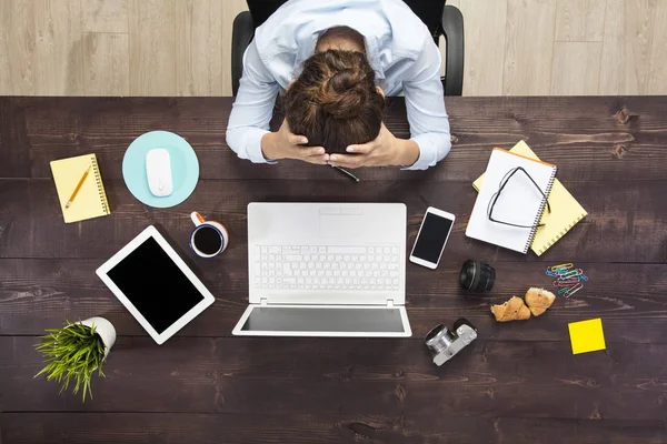 Stressad kvinna på kontoret — Stockfoto
