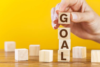 Kadın ahşap küpleri elle düzenliyor.