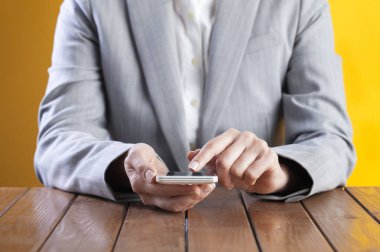 Akıllı telefon kullanan busineswoman