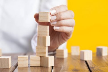 Kadın el yapımı ahşap küpler.